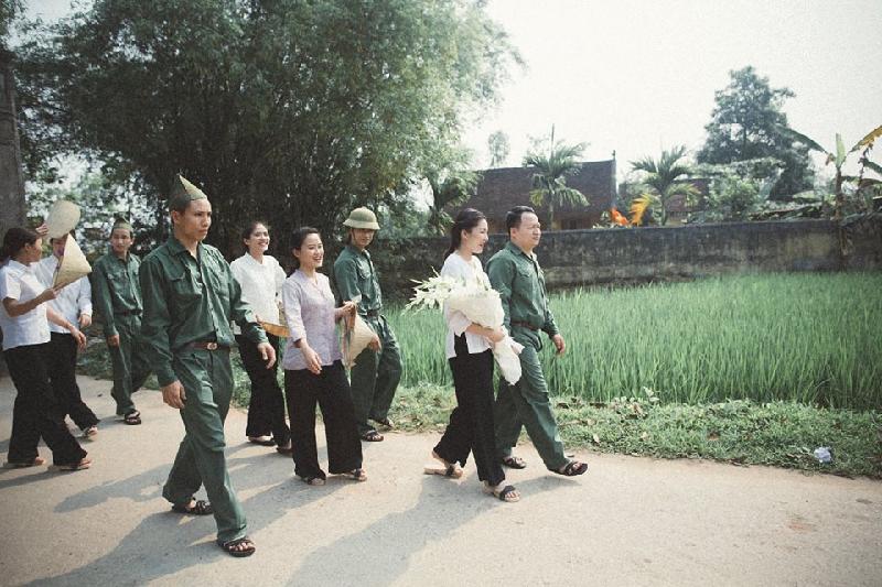 Hai nhân vật chính trong các bức hình là Nguyễn Quỳnh Anh (25 tuổi, kinh doanh váy cưới) và Phạm Thế Trưởng (28 tuổi, kinh doanh nhà hàng, khách sạn). Sau 5 năm hẹn hò, đôi trẻ quyết định về chung một nhà và thực hiện bộ ảnh cưới trên.