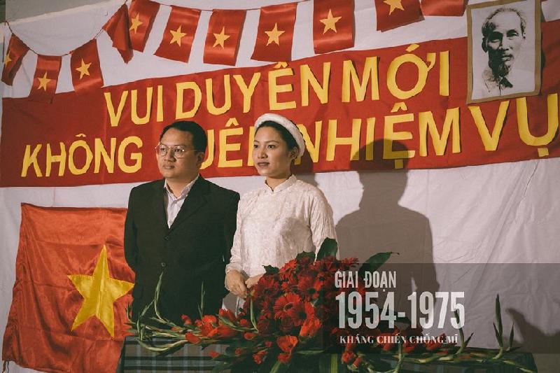 Đối với cô dâu Nguyễn Quỳnh Anh, những thứ hoài cổ luôn là nguồn cảm hứng bất tận. Thêm vào đó là sự ủng hộ của bạn bè, đồng nghiệp, 9X đã lên ý tưởng tạo một bộ ảnh cưới khiến ông bà, cha mẹ cảm thấy thân thuộc, những người trẻ cũng hứng thú.