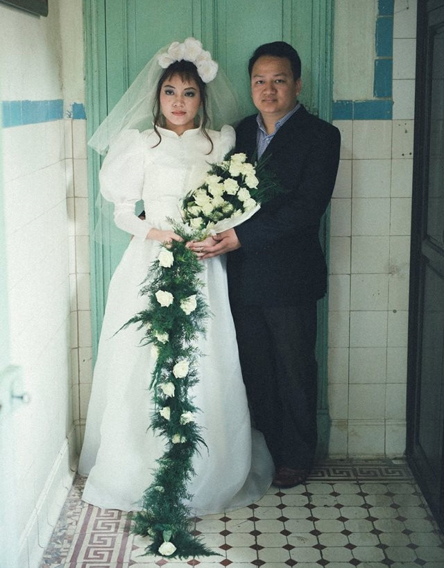 Từ bối cảnh, trang phục, cách trang điểm, tạo dáng... đều mang đặc trưng của phong cách thời kỳ đổi mới.