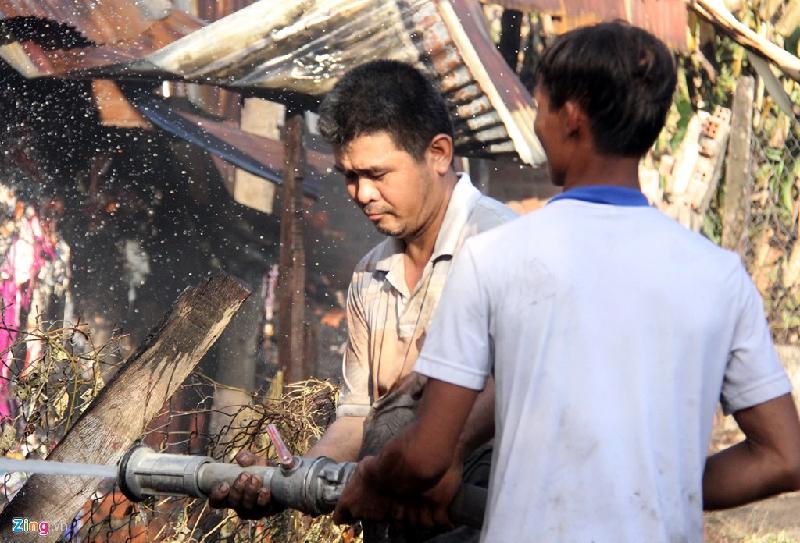 Phía bên ngoài nhiều người dân hỗ trợ cảnh sát dập lửa. Anh Trung, một nhân chứng ở gần hiện trường, cho biết lửa cháy rất lớn ngay khi phát hỏa. Một nhà xưởng kề bên đám cháy chứa nhiều xe máy cày được khóa kín cửa. 