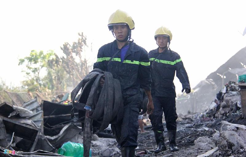 Đến khoảng 17h30 cùng ngày, đám cháy đã được dập tắt hoàn toàn. Nguyên nhân vụ cháy đang được làm rõ.