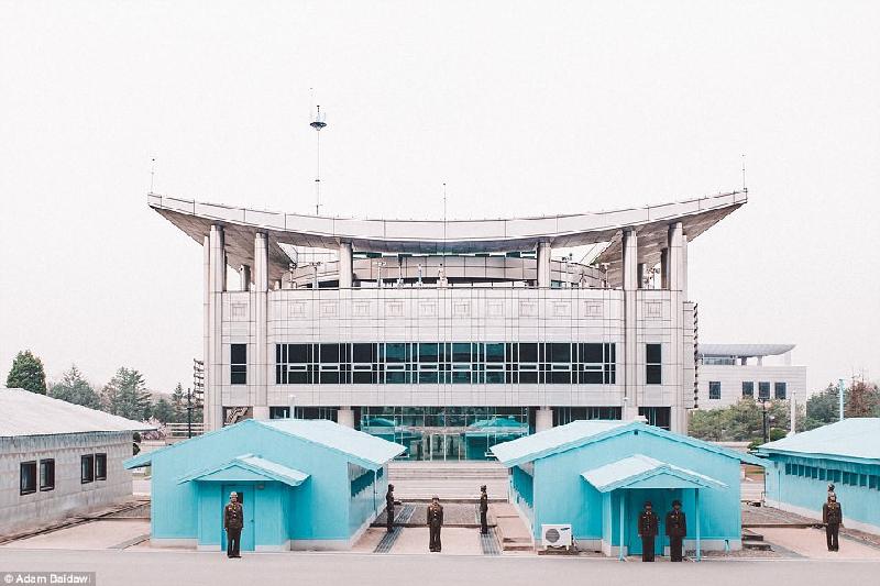 Ngoài ra, du khách còn phải làm theo nhiều quy định, như không chụp ảnh quân lính hay các khu vực đang xây dựng.