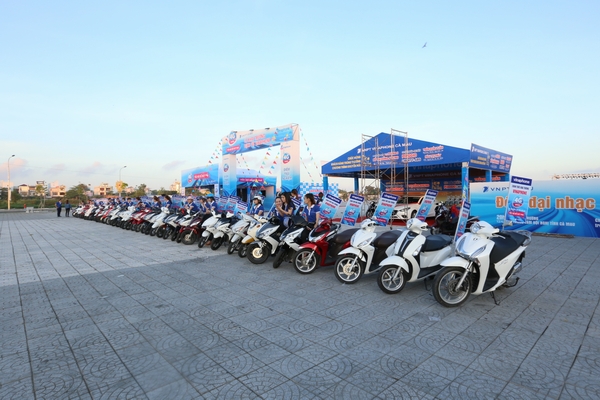 Các hình ảnh Roadshow quảng bá cho Đêm đại nhạc hội diễn ra vào 22h tối 12/4.