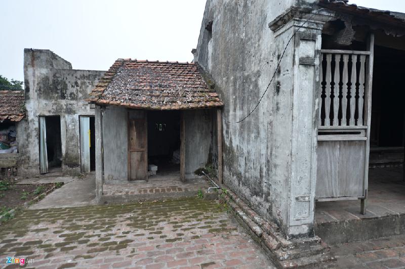 Người trông coi cho biết nếu cần thiết vẫn có thể dẫm lên mái ngói để đi lại mà không hề sợ gãy vỡ.