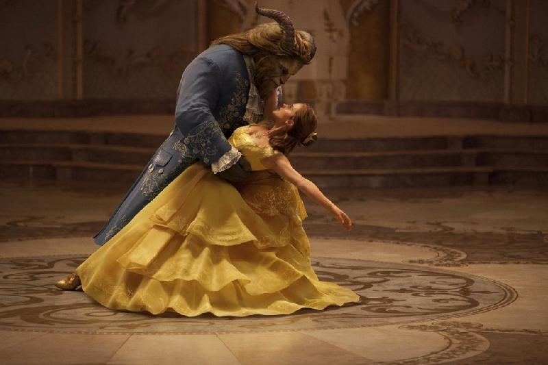 10. Beauty and the Beast (2017) - 30 ngày: Khởi chiếu hôm 14/3, bom tấn mới nhất của Disney mất đúng một tháng để thu về 1 tỷ USD toàn cầu. Phiên bản live-action của câu chuyện kinh điển Người đẹp & Quái vật ra rạp đúng thời điểm khán giả đang “khát” các bộ phim gia đình. Cộng thêm phần hình ảnh kỹ xảo ấn tượng, phim dễ dàng thống trị phòng vé nhiều nơi trên thế giới trong vòng 30 ngày qua. Ảnh: Disney.