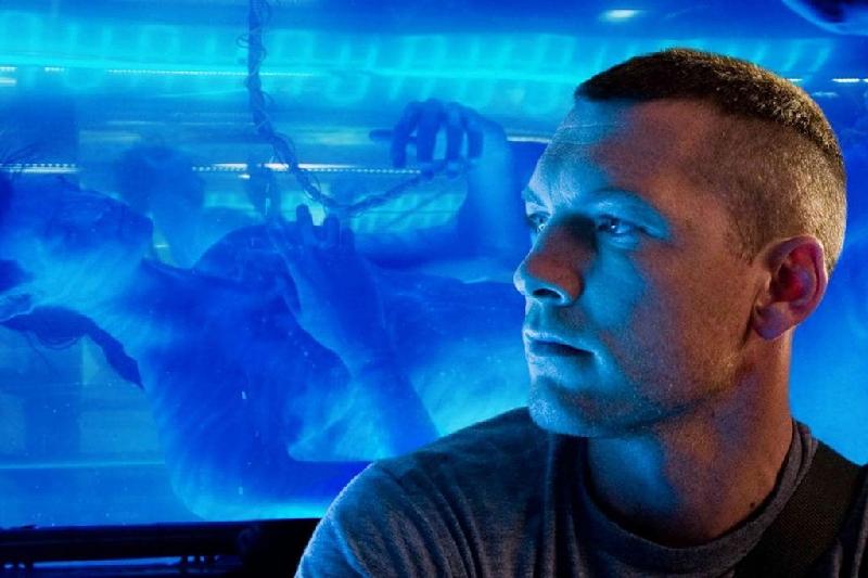 4. Avatar (2009) - 19 ngày: “Chậm mà chắc” là từ dùng để miêu tả tốc độ kiếm tiền của Avatar sau khi bộ phim 3D ra rạp hồi Giáng sinh 2009. Câu chuyện về chàng lính Jake Sully (Sam Worthington) trên hành tinh Pandora của người Na’vi cũng phải mất tới 19 ngày mới chạm mức 1 tỷ USD. Song, bom tấn của đạo diễn James Cameron không hề suy giảm tốc độ và rốt cuộc giúp 20th Century Fox thu 2,788 tỷ USD. Hiện Avatar là tác phẩm điện ảnh ăn khách nhất mọi thời đại. Ảnh: Fox.
