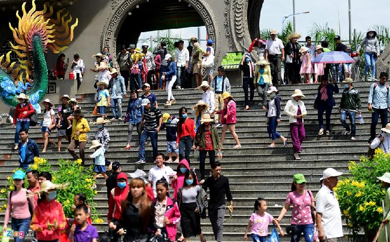 Sáng nay, nhân dịp lễ giỗ Tổ (10/3 Âm lịch), các điểm vui chơi giải trí ở TP.HCM thu hút đông du khách. Tại khu du lịch Suối Tiên (quận 9), vào thời điểm gần trưa, trời nắng nóng nhưng du khách vẫn nườm nượp đổ về.