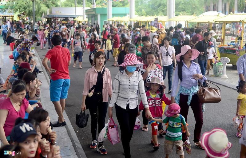 Các tuyến đường lớn bên trong khu du lịch này luôn trong tình trạng đông đúc.