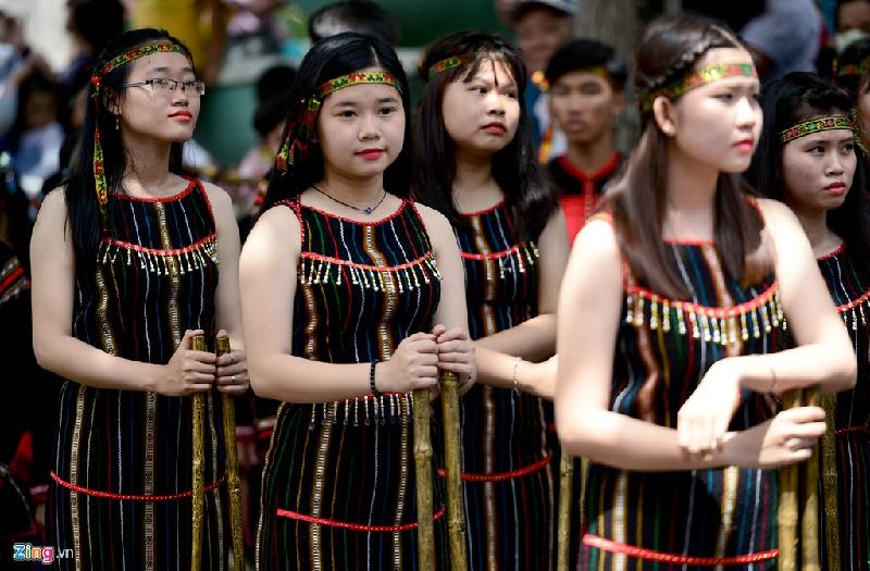 Các cô gái, chàng trai trong trang phục dân tộc diễu hành qua tuyến đường chính của khu vui chơi.