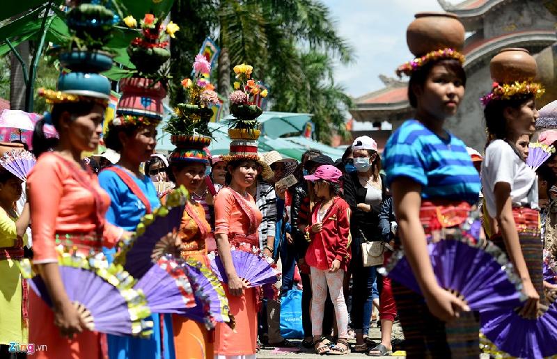 Những hoạt động này thu hút hàng nghìn người đổ về hai bên đường đi đoàn diễu hành đón xem.