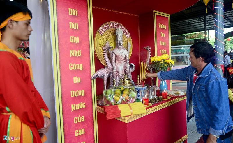 Bên cạnh đó, khu du lịch này còn đặt nhiều bàn thờ Vua Hùng bên các con đường, điểm vui chơi đông để người dân thắp hương.