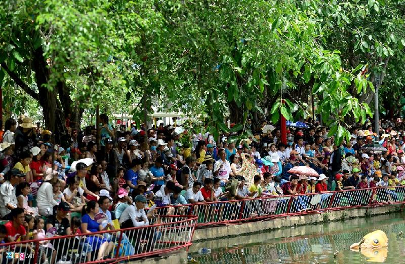 Các điểm biểu diễn chương trình nghệ thuật thu hút hàng nghìn người tập trung chờ đợi, theo dõi.