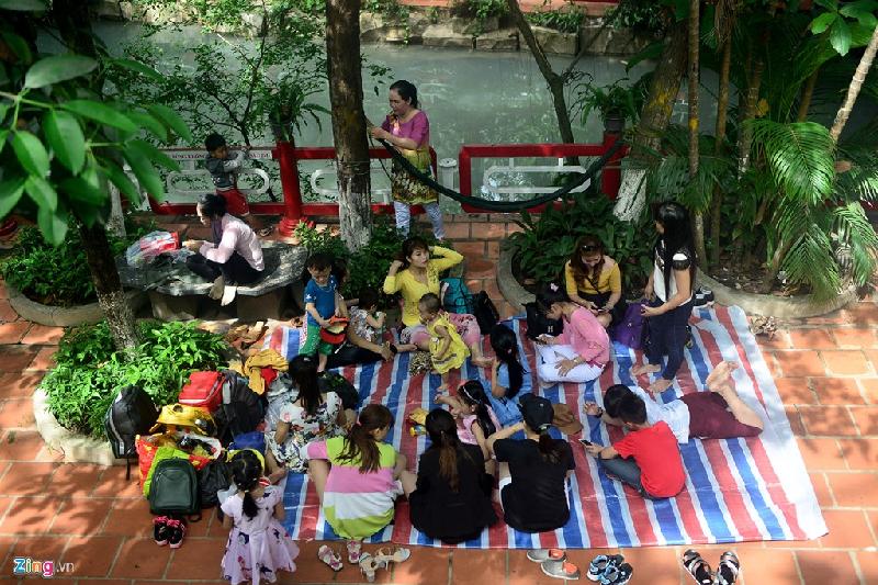 Phần lớn các gia đình, nhóm người đều mang theo bạt, đồ ăn thức uống và tìm đến những nơi có bóng mát, nhiều cây xanh để nghỉ ngơi, vui chơi.