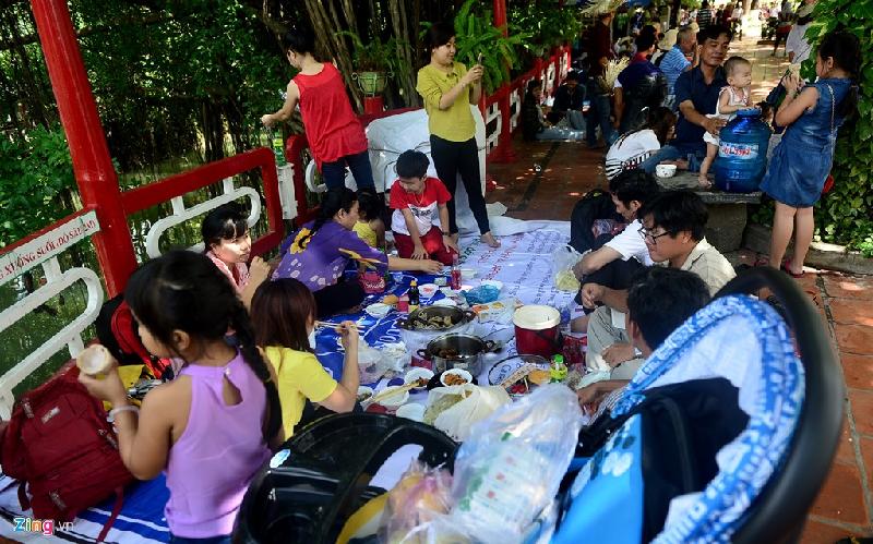 Các nhóm ăn uống, nghỉ ngơi ngay trong khu du lịch.