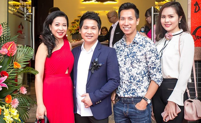 Vợ chồng ca sĩ Lê Anh Dũng - Lê Trinh đến ủng hộ đàn anh.