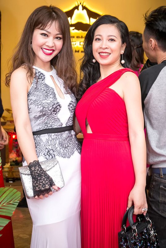 Vợ ca sĩ Trọng Tấn và vợ ca sĩ Đăng Dương đọ sắc.