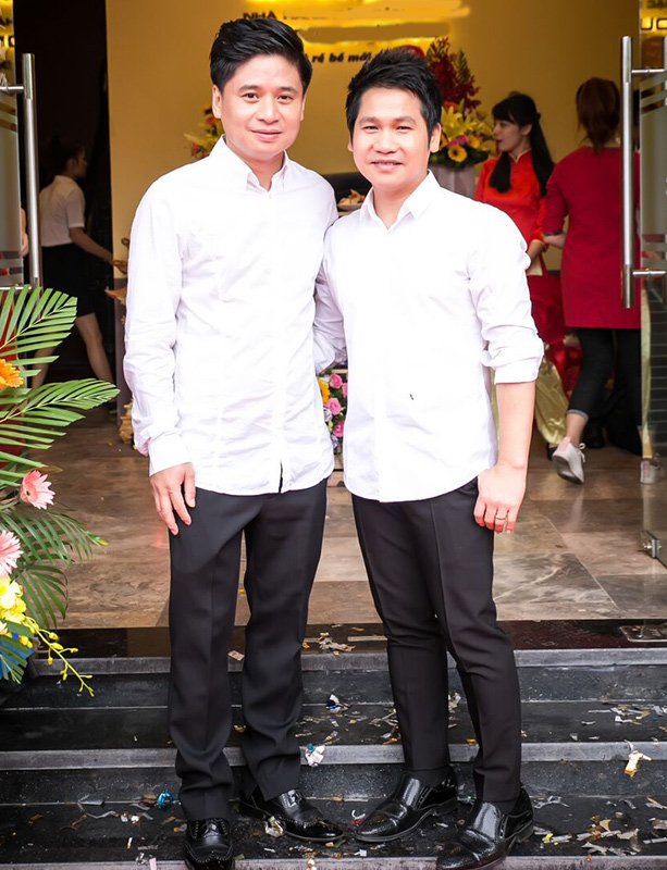 Ca sĩ Tấn Minh đi một mình không có bà xã tháp tùng.