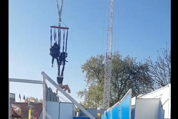 Du khách bị​ treo ngược trên ghế khi chơi trò đu dây