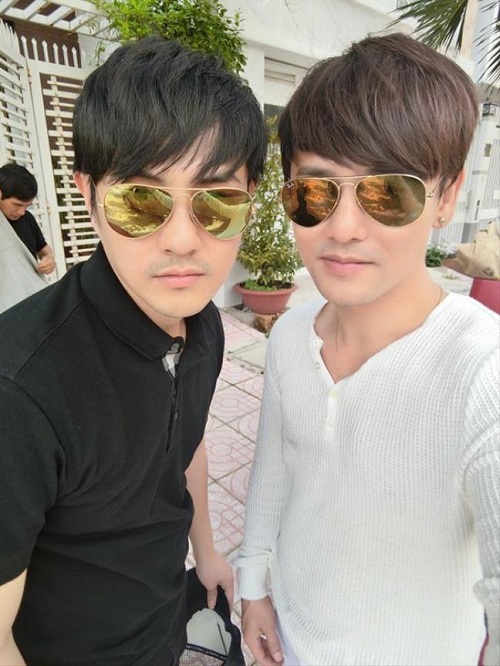 Ông Cao Thắng và Ưng Đại Vệ cũng được nhận xét giống nhau như hai anh em song sinh. Nhiều fan hâm mộ cũng không ngừng thắc mắc liệu có phải họ là 2 anh em không. Tuy nhiên, câu trả lời nhận được thì hai người họ chỉ là đồng nghiệp thân thiết mà thôi.