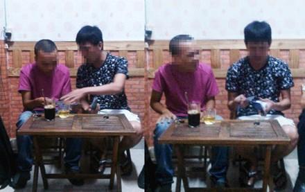  Phóng viên Báo Người Lao Động bí mật ghi hình “cò” mua vé tàu (bìa trái) ở khu vực ga Sài Gòn Ảnh: HOÀNG TRIỀU 