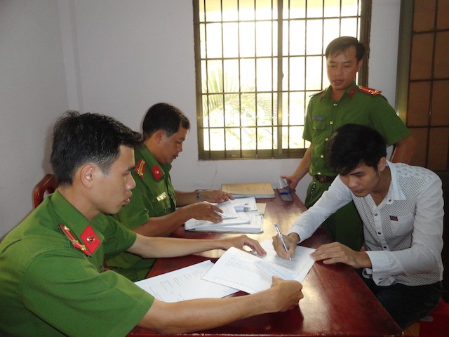 Đưa thiếu nữ say rượu vào nhà nghỉ rồi thay nhau hiếp dâm