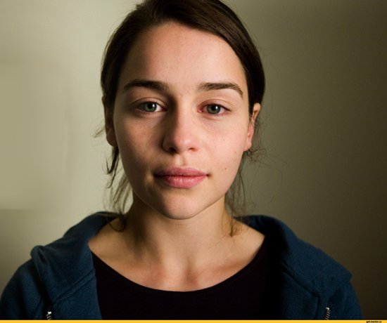 Emilia được xem là một trong những gương mặt đẹp nhất Hollywood. Thậm chí khi hoàn toàn không make up, trông cô vẫn rất xinh đẹp. 