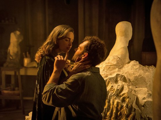 Đóng cặp với cô là sao nam 'Chúa tể của những chiếc nhẫn' Marton Csokas. Trong phim, cả hai sẽ có những cảnh giường chiếu vô cùng nóng bỏng và hấp dẫn. Tiếng vọng từ tường đá sẽ là phim thứ hai Emilia Clarke khỏa thân hoàn toàn sau Game of Thrones.
