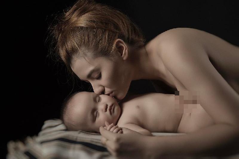 Hồng Quế công khai khoảnh khắc khỏa thân bên con gái