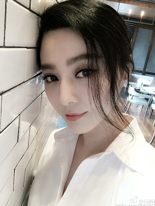 Hãy cùng ngắm nhìn một vài hình ảnh làn da trắng sứ kết quả của bí quyết đắp mặt nạ mỗi ngày của Phạm Băng Băng nhé: