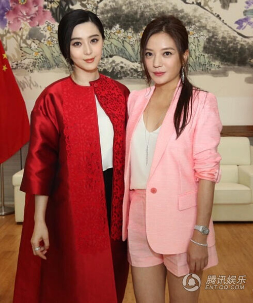 ...hay Triệu Vy cũng đều trở nên kém sắc khi chụp ảnh cùng cô.