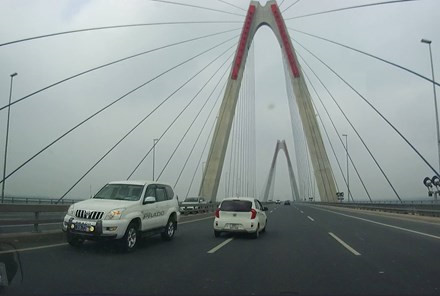 Chiếc xe Toyota Prado BKS 31A-7284, của Vụ Kế hoạch tài chính, Bộ Y tế đi ngược chiều trên cầu Nhật Tân và được lái xe này lý giải do được lực lượng làm nhiệm vụ cho phép đi ngược chiều. 
