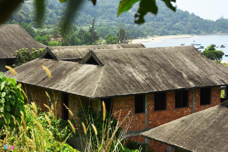 Sau khi xây dựng phần thô, đến nay, dự án đã bỏ hoang. Xung quanh các ngôi biệt thự cỏ lau mọc um tùm.  