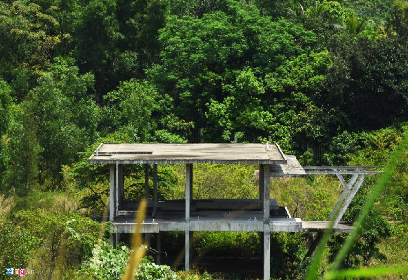 Khu du lịch phức hợp này được khởi công năm 2005, tổng vốn đăng ký hơn 30 triệu USD, rộng trên 30 ha (20 ha đất dọc bờ biển và 10 ha mặt nước biển). Chủ đầu tư từng khẳng định đây là “thiên đường” nghỉ dưỡng tại khu vực. Đã hơn 10 năm trôi qua, nó chỉ là bãi cây dại với những căn nhà ma, trông xám xịt như lô cốt nhìn ra biển.