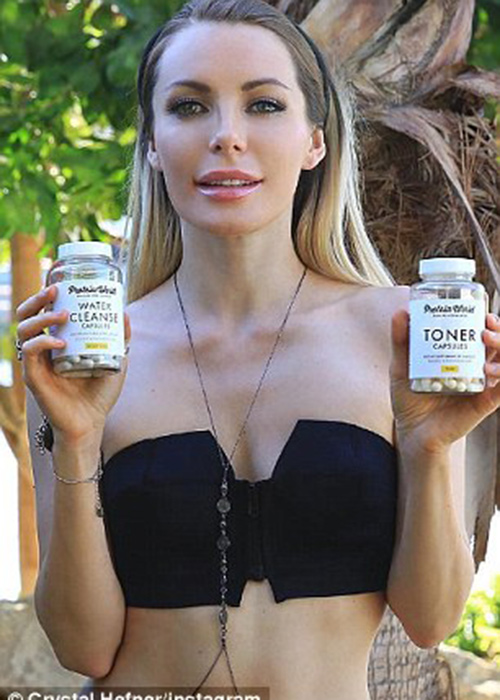 Hai túi ngực khổng lồ có ảnh hưởng không ít đến vóc dáng và sức khỏe của Crystal Hefner. Vì quá đau đơn và mệt mỏi, cô đã đành phải tháo đi túi độn vốn làm nên thương hiệu của người đẹp.