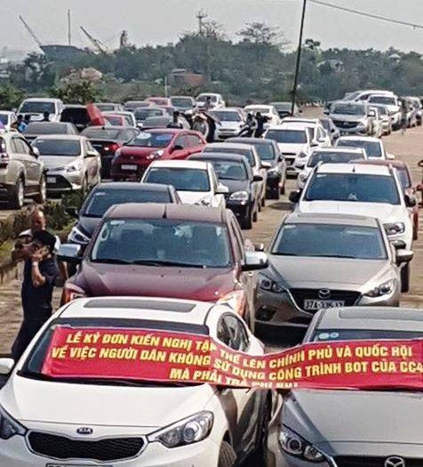 Ngoài việc đòi giảm miễn phí dịch vụ BOT thời gian qua thì sáng nay, người dân còn tập trung để “Ký đơn kiến nghị tập thể lên Chính phủ và Quốc hội về việc người dân không sử dụng công trình BOT của Cienco 4 nhưng vẫn phải đóng phí”.