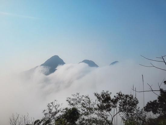 Ba đỉnh Tam Đảo chìm trong sương mờ