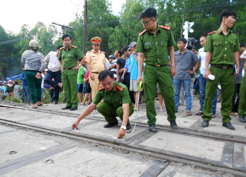 Hien truong vu tau hoa tong xe Innova lam 4 nguoi chet o Binh Dinh hinh anh 4