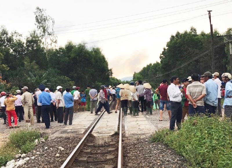 Hàng trăm người dân tập trung đến hiện trường. Theo lãnh đạo Công ty Đường sắt Phú Khánh, địa điểm xảy ra tai nạn là khu vực đường ngang dân sinh giao nhau với đường sắt này có cột đèn báo hiệu cảnh báo tự động, không có gác chắn. Cơ quan Công an Bình Định bước đầu nhận định, nhiều khả năng khi tàu hỏa đến, lái xe Innova thiếu quan sát nên phóng qua đường ngang dân sinh.