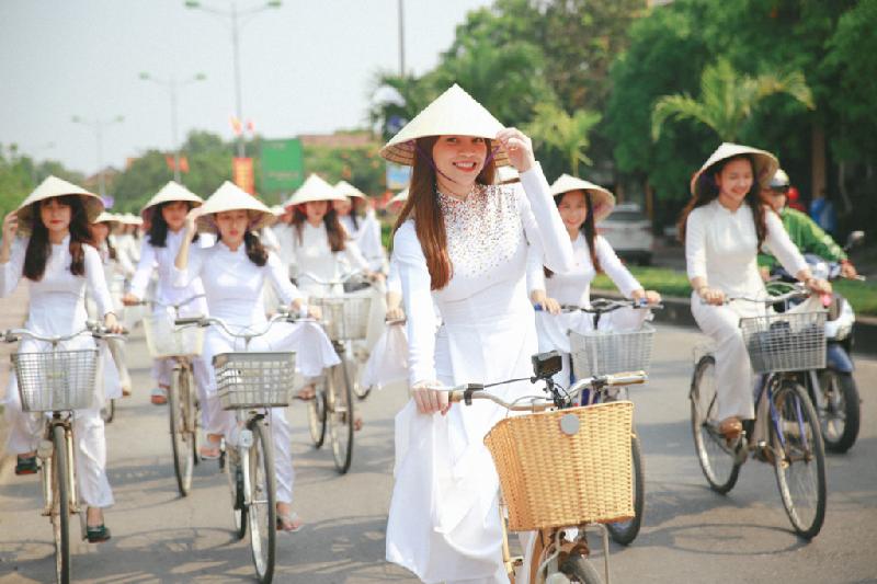 Sau buổi gặp gỡ và chia sẻ những kế hoạch mới của chương trình Việt Nam tươi đẹp, Hồ Ngọc Hà và ê-kíp về Quảng Bình ghi hình.