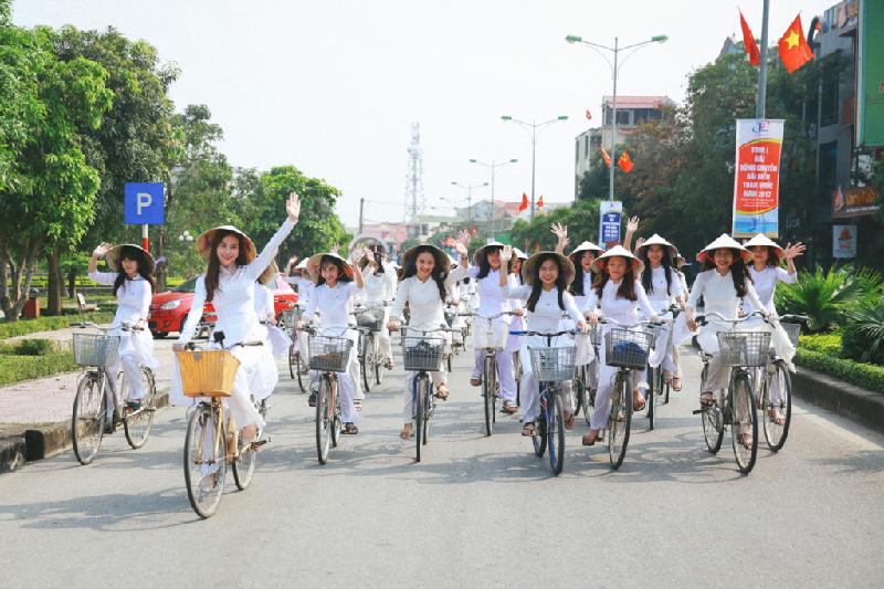 Ho Ngoc Ha dap xe cung 50 nu sinh giua trua nang o Quang Binh hinh anh 2