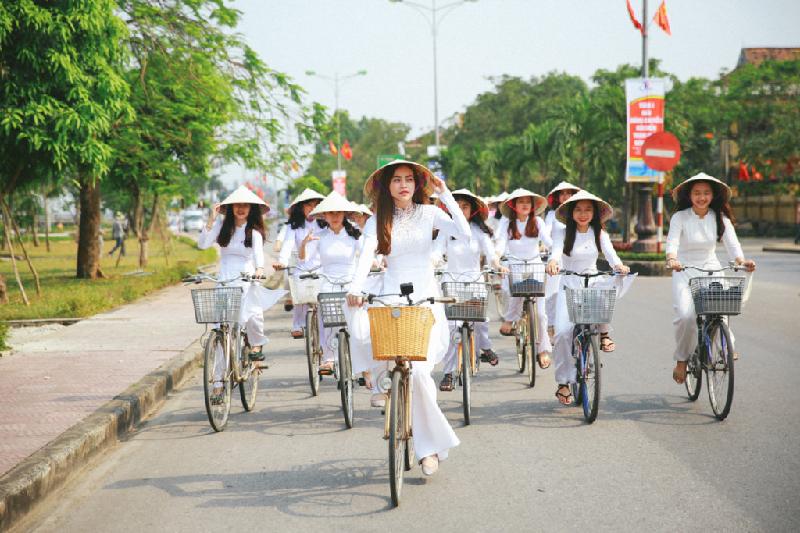 Một trong những cảnh quay được ê-kíp chuẩn bị khá công phu ở Đồng Hới là cảnh Hồ Ngọc Hà mặc áo dài trắng, đội nón lá và chạy xe đạp cùng hơn 50 nữ sinh của trường trung học phổ thông Đào Duy Từ. Để có những thước phim đẹp, người đẹp và các nữ sinh đã chạy vòng qua các con đường ven sông Nhật Lệ, cầu Nhật Lệ, tượng đài Mẹ Sút hay cổng Bình Quan...