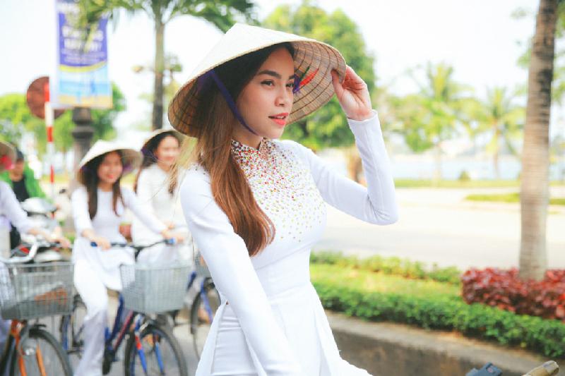 Đạp xe giữa trưa nắng nhưng Hồ Ngọc Hà và các bạn nữ sinh vẫn cảm thấy hào hứng khi góp phần giới thiệu hình ảnh của Quảng Bình đến gần hơn với khán giả khắp nơi.