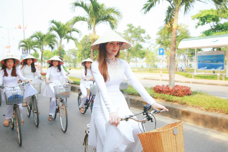 Ho Ngoc Ha dap xe cung 50 nu sinh giua trua nang o Quang Binh hinh anh 5
