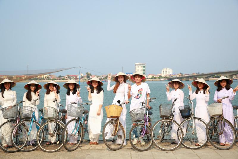 Việt Nam tươi đẹp là chương trình đưa nghệ sĩ trở về quê hương quảng bá du lịch địa phương nhằm mang đến những trải nghiệm về văn hóa, ẩm thực, cũng như hồi ức của các nghệ sĩ tham gia chương trình về chính quê hương của họ. Chương trình nằm trong dự án cộng đồng cùng tên, được phát sóng ở Việt Nam và Hàn Quốc. 