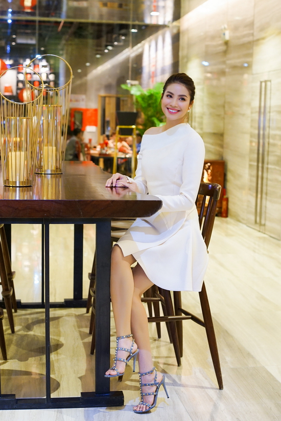 Trong buổi tiệc ấm cúng diễn ra tại Capella Gallery Hall, Hoa hậu Phạm Hương diện bộ đầm ngắn của Dior rất thanh lịch. Chiếc đầm lệch vai này từng được diễn viên hàng đầu Trung Quốc Lưu Diệc Phi mặc trong một sự kiện mới đây. Trong dàn mỹ nhân Việt, Phạm Hương là người nổi tiếng ưu chuộng những sản phẩm thời trang cao cấp của Dior.