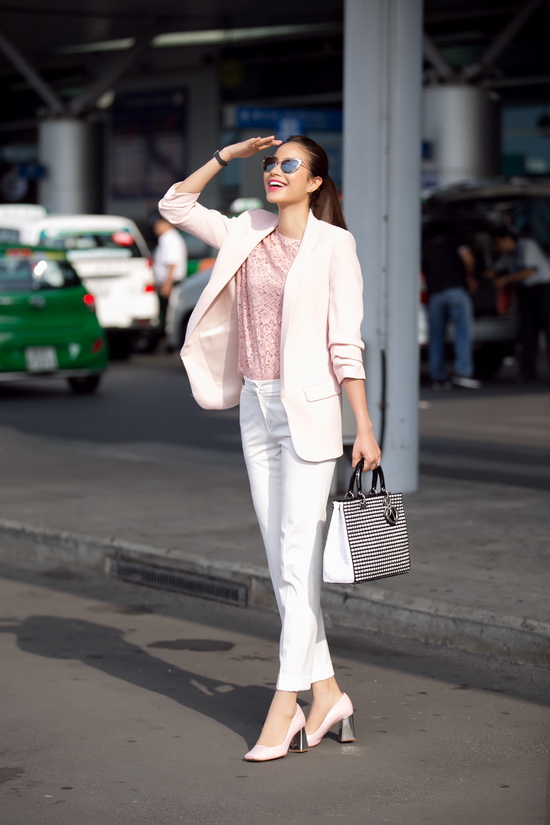 Có mặt tại sân bay, hoa hậu Phạm Hương diện set đồ thanh lịch và không kém phần cá tính với áo ren, quần tây và vest trắng. 