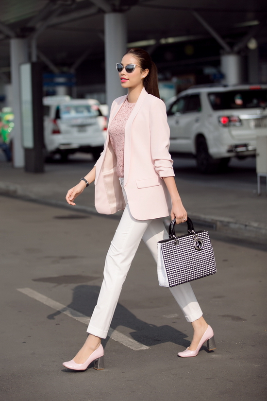 Điểm nhấn đặc biệt là chiếc túi Dior sang trọng, Phạm Hương là một trong những mỹ nhân Việt rất yêu thích dòng thời trang của thương hiệu Pháp nổi tiếng này.