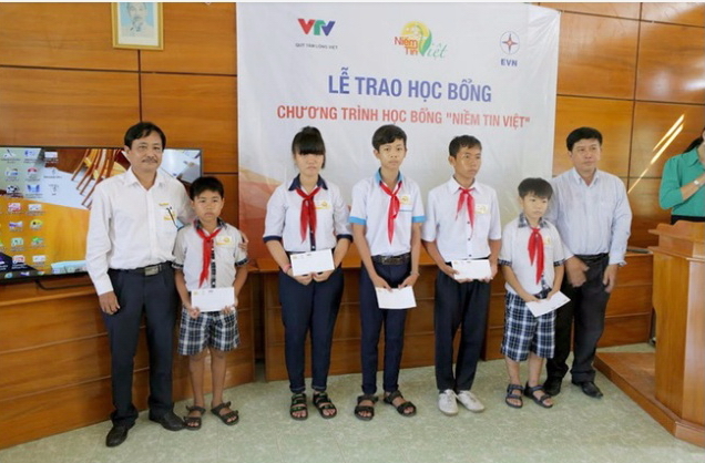 Ông Phạm Minh Tuấn - PGĐ Công ty Điện lực Bình Thuận và ông Đào Minh Đức - Trưởng phòng GD – ĐT huyện Tuy Phong trao suất học bổng cho các em học sinh nghèo vượt khó trên địa bàn huyện.  