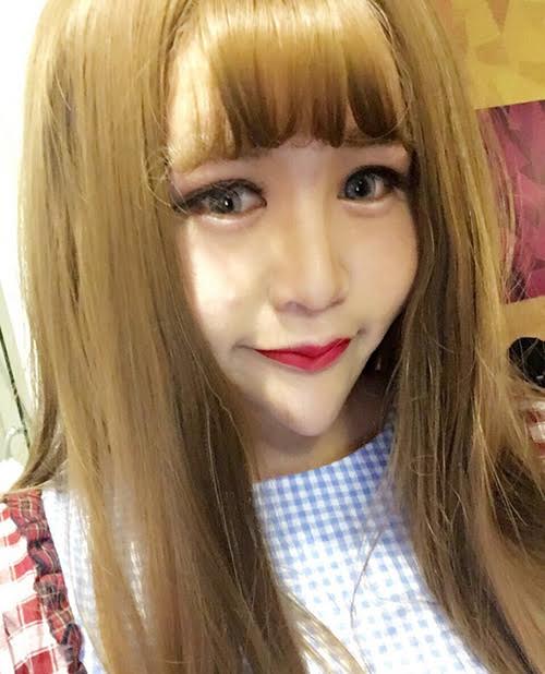Hàn Hy Nhã từng giới thiệu mình là người lại 8 dòng máu; Trung Quốc, Ấn Độ, Anh, Hàn Quốc, Philippines, Việt Nam, Myanmar và Nga. Cô cũng gây shock bằng cách khẳng định mình sở hữu vẻ đẹp hoàn toàn tự nhiên, nói không với phẫu thuật thẩm mỹ.