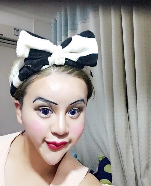 “Cô nàng mặt rắn” này thậm chí còn tự phong cho mình những biệt danh khó hiểu như “tiểu tam xinh đẹp nhất” (người thứ ba chuyên đi phá hoại gia đình người khác).